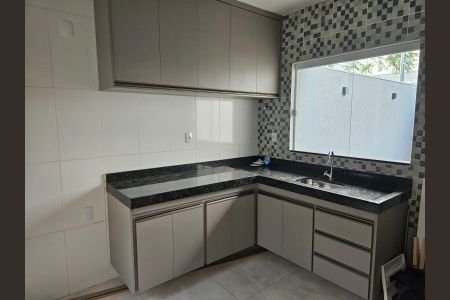 Cozinha de casa para alugar com 2 quartos, 73m² em Novo Mundo, Uberlândia