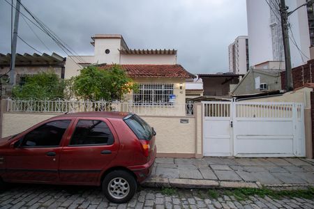 Casa à venda com 200m², 4 quartos e 2 vagas Casa à venda com 200m², 4 quartos e 2 vagasFachada