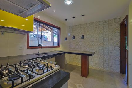 Casa de condomínio à venda com 450m², 3 quartos e 7 vagas