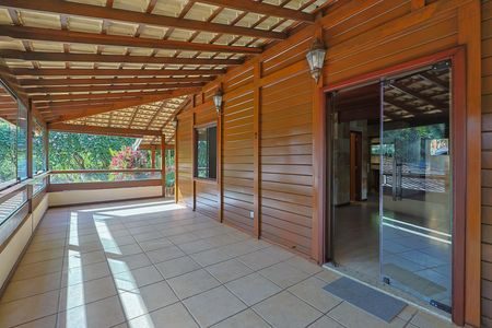 Casa de condomínio à venda com 450m², 3 quartos e 7 vagas