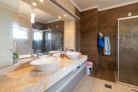 Casa de condomínio para alugar com 239m², 3 quartos e 3 vagasBanheiro do Quarto 1
