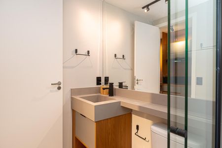 Banheiro de kitnet/studio para alugar com 1 quarto, 25m² em Cidade Monções, São Paulo