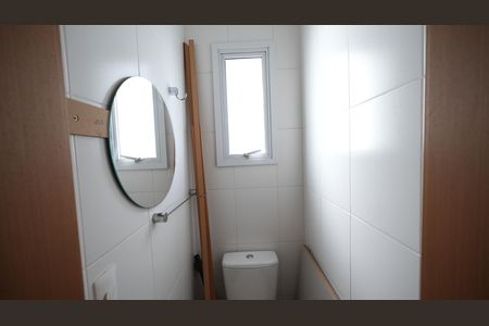 Banheiro de serviço de apartamento para alugar com 3 quartos, 130m² em Vila Scarpelli, Santo André