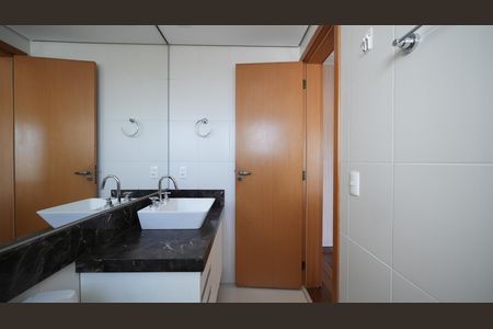 Apartamento à venda com 130m², 3 quartos e 3 vagasBanheiro da Suíte 1