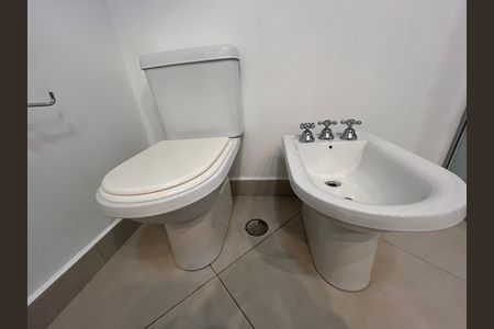 Apartamento para alugar com 129m², 2 quartos e 2 vagas Apartamento para alugar com 129m², 2 quartos e 2 vagasBanheiro da Suíte