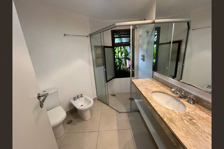 Apartamento para alugar com 129m², 2 quartos e 2 vagas Apartamento para alugar com 129m², 2 quartos e 2 vagasBanheiro da Suíte