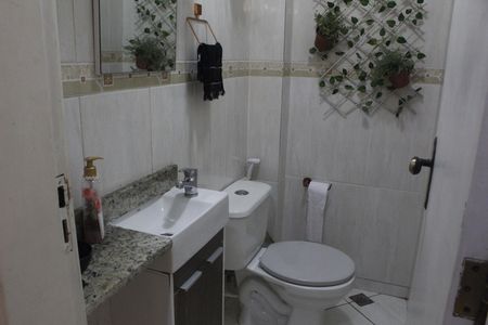 Casa de condomínio à venda com 118m², 4 quartos e 2 vagasLavabo