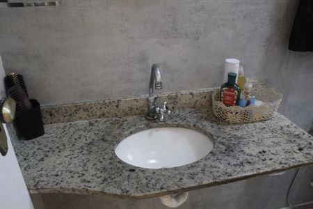 Casa de condomínio à venda com 118m², 4 quartos e 2 vagasBanheiro da Suíte 1