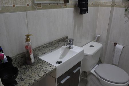 Casa de condomínio à venda com 118m², 4 quartos e 2 vagasLavabo