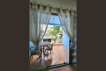 Casa à venda com 520m², 4 quartos e 4 vagas Casa à venda com 520m², 4 quartos e 4 vagasVaranda