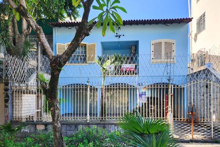 Casa à venda com 520m², 4 quartos e 4 vagas Casa à venda com 520m², 4 quartos e 4 vagasFachada