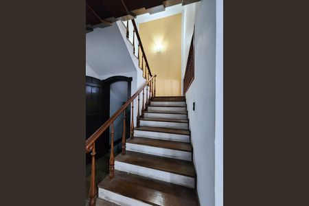 Casa à venda com 520m², 4 quartos e 4 vagas Casa à venda com 520m², 4 quartos e 4 vagasEscada