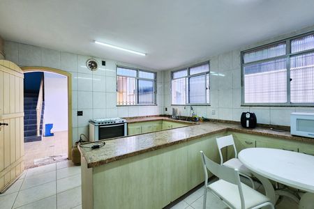 Casa à venda com 520m², 4 quartos e 4 vagas Casa à venda com 520m², 4 quartos e 4 vagasCozinha