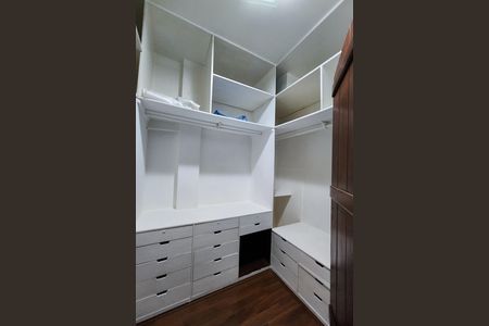 Casa à venda com 520m², 4 quartos e 4 vagas Casa à venda com 520m², 4 quartos e 4 vagasSuíte