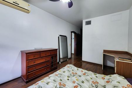 Casa à venda com 520m², 4 quartos e 4 vagas Casa à venda com 520m², 4 quartos e 4 vagasSuíte