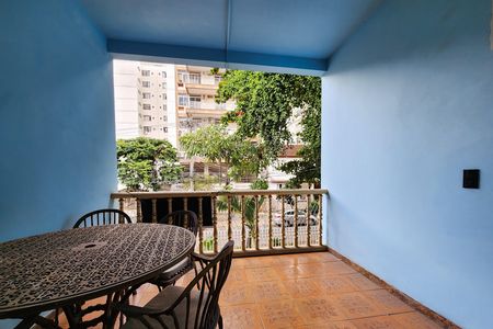 Casa à venda com 520m², 4 quartos e 4 vagas Casa à venda com 520m², 4 quartos e 4 vagasVaranda