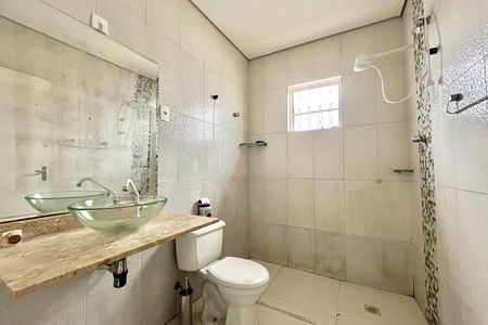 Casa para alugar com 240m², 2 quartos e 7 vagas Casa para alugar com 240m², 2 quartos e 7 vagasBanheiro Corredor