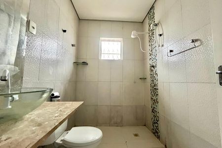 Casa para alugar com 240m², 2 quartos e 7 vagas Casa para alugar com 240m², 2 quartos e 7 vagasBanheiro Corredor