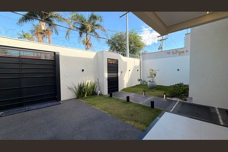 Casa à venda com 248m², 4 quartos e 4 vagas Casa à venda com 248m², 4 quartos e 4 vagasÁrea externa
