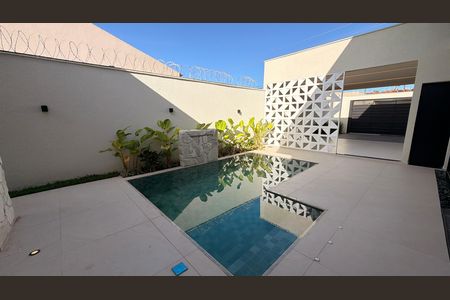 Casa à venda com 248m², 4 quartos e 4 vagas Casa à venda com 248m², 4 quartos e 4 vagasÁrea externa