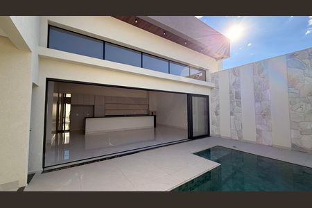 Casa à venda com 248m², 4 quartos e 4 vagas Casa à venda com 248m², 4 quartos e 4 vagasÁrea externa