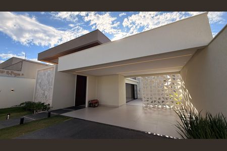 Casa à venda com 248m², 4 quartos e 4 vagas Casa à venda com 248m², 4 quartos e 4 vagasGaragem