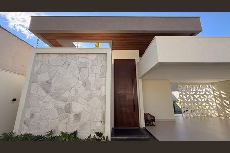 Casa à venda com 248m², 4 quartos e 4 vagas Casa à venda com 248m², 4 quartos e 4 vagasÁrea externa