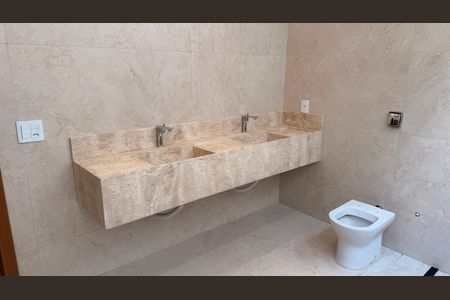 Casa à venda com 248m², 4 quartos e 4 vagas Casa à venda com 248m², 4 quartos e 4 vagasBanheiro da Suíte 1