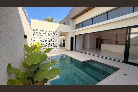 Casa à venda com 248m², 4 quartos e 4 vagas Casa à venda com 248m², 4 quartos e 4 vagasÁrea externa