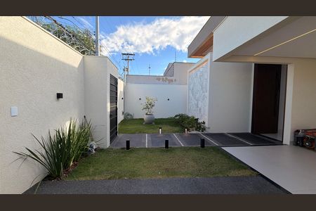 Casa à venda com 248m², 4 quartos e 4 vagas Casa à venda com 248m², 4 quartos e 4 vagasÁrea externa