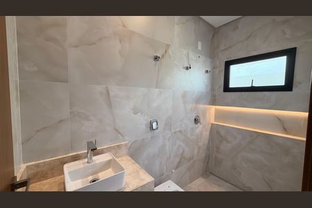 Casa à venda com 248m², 4 quartos e 4 vagas Casa à venda com 248m², 4 quartos e 4 vagasBanheiro da sui