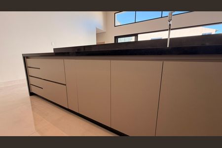 Casa à venda com 248m², 4 quartos e 4 vagas Casa à venda com 248m², 4 quartos e 4 vagasCozinha - Armários