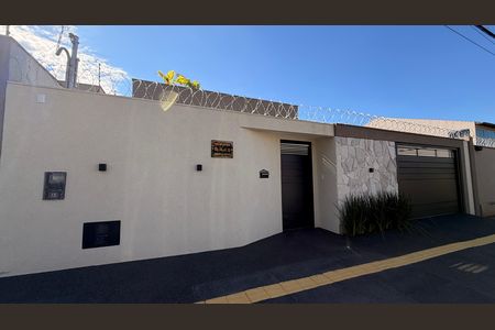 Casa à venda com 248m², 4 quartos e 4 vagas Casa à venda com 248m², 4 quartos e 4 vagasFachada