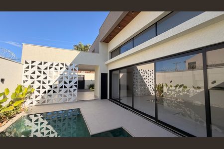 Casa à venda com 248m², 4 quartos e 4 vagas Casa à venda com 248m², 4 quartos e 4 vagasÁrea externa
