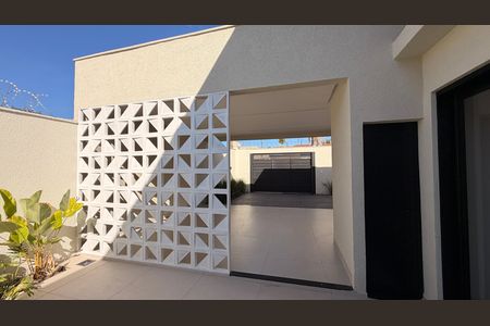 Casa à venda com 248m², 4 quartos e 4 vagas Casa à venda com 248m², 4 quartos e 4 vagasÁrea externa