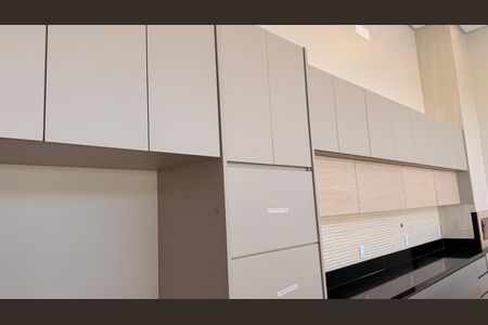 Casa à venda com 248m², 4 quartos e 4 vagas Casa à venda com 248m², 4 quartos e 4 vagasCozinha - Armários