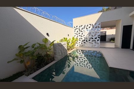 Casa à venda com 248m², 4 quartos e 4 vagas Casa à venda com 248m², 4 quartos e 4 vagasPiscina