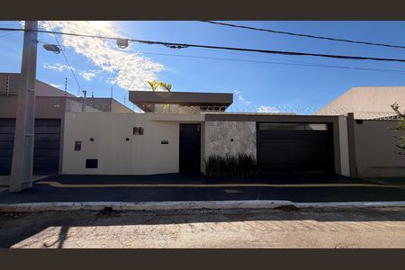 Casa à venda com 248m², 4 quartos e 4 vagas Casa à venda com 248m², 4 quartos e 4 vagasFachada