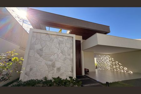 Casa à venda com 248m², 4 quartos e 4 vagas Casa à venda com 248m², 4 quartos e 4 vagasÁrea externa