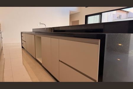 Casa à venda com 248m², 4 quartos e 4 vagas Casa à venda com 248m², 4 quartos e 4 vagasCozinha - Armários
