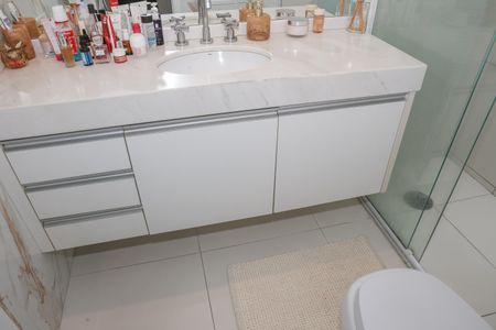 Apartamento à venda com 101m², 2 quartos e 2 vagas Apartamento à venda com 101m², 2 quartos e 2 vagasBanheiro da Suíte 1
