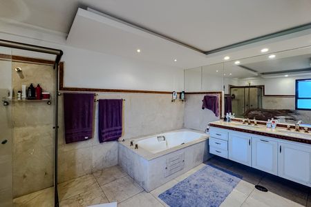 Apartamento à venda com 396m², 4 quartos e 5 vagas Apartamento à venda com 396m², 4 quartos e 5 vagasBanheiro da Suíte