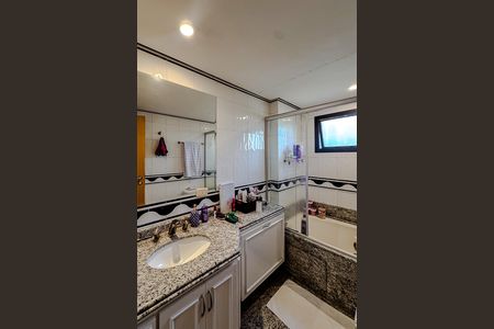 Apartamento à venda com 396m², 4 quartos e 5 vagas Apartamento à venda com 396m², 4 quartos e 5 vagasBanheiro da Suíte 2
