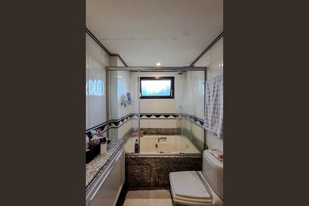 Apartamento à venda com 396m², 4 quartos e 5 vagas Apartamento à venda com 396m², 4 quartos e 5 vagasBanheiro da Suíte 2
