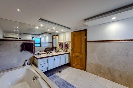 Apartamento à venda com 396m², 4 quartos e 5 vagas Apartamento à venda com 396m², 4 quartos e 5 vagasBanheiro da Suíte