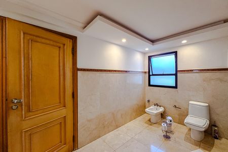 Apartamento à venda com 396m², 4 quartos e 5 vagas Apartamento à venda com 396m², 4 quartos e 5 vagasBanheiro da Suíte