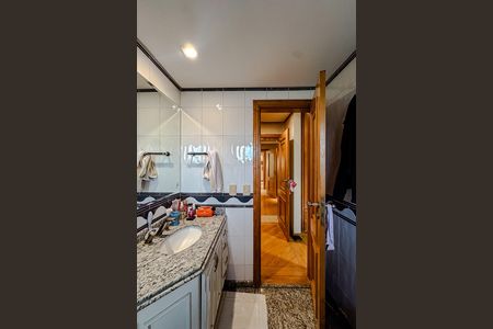 Apartamento à venda com 396m², 4 quartos e 5 vagas Apartamento à venda com 396m², 4 quartos e 5 vagasBanheiro da Suíte 3