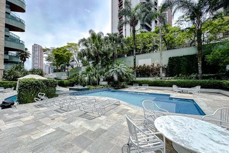 Apartamento à venda com 396m², 4 quartos e 5 vagas Apartamento à venda com 396m², 4 quartos e 5 vagasÁrea comum - Piscina