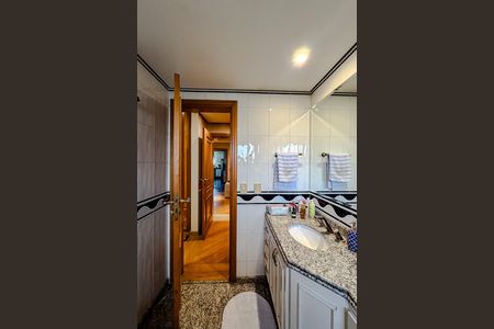 Apartamento à venda com 396m², 4 quartos e 5 vagas Apartamento à venda com 396m², 4 quartos e 5 vagasBanheiro da Suíte 2