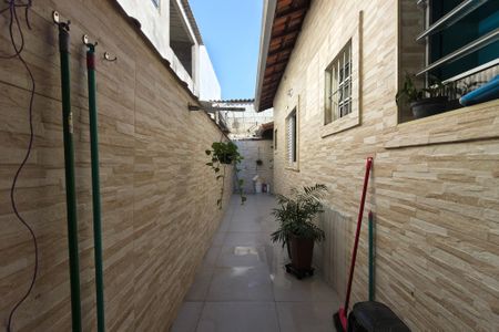 Casa para alugar com 50m², 2 quartos e 1 vaga Casa para alugar com 50m², 2 quartos e 1 vagaCorredor lateral